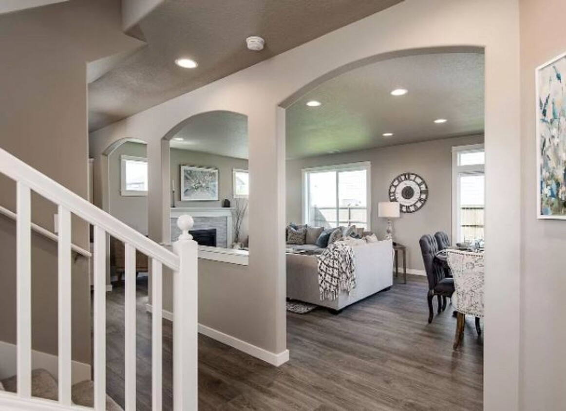 Primary Photo - Gorgeous Craftsman 4-Bdr in Sisters!
