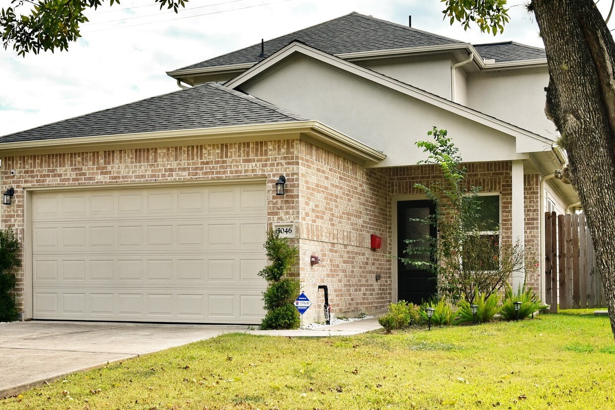 Primary Photo - 5046 Van Fleet St