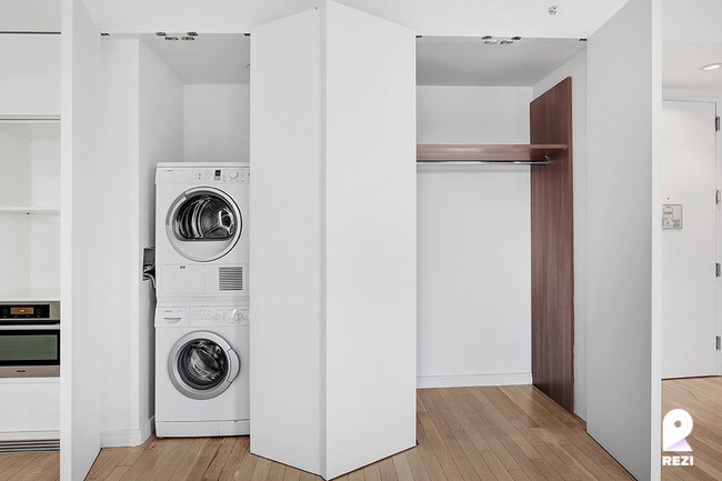 Foto del edificio - 70 W 45th St