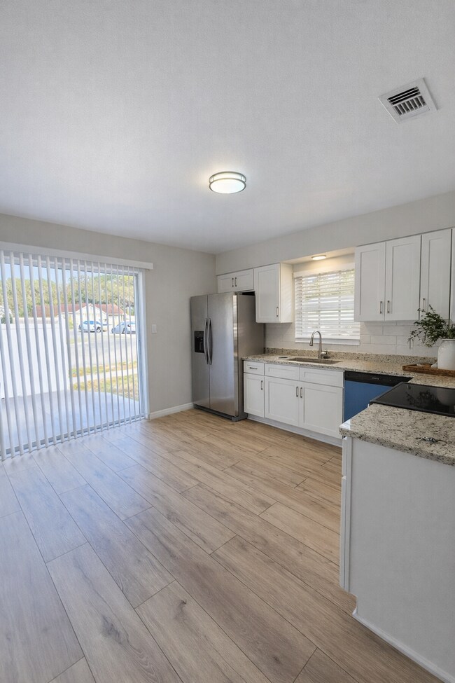 Building Photo - Stunning Remodeled 3BR Duplex in Oviedo with Modern Upgrades