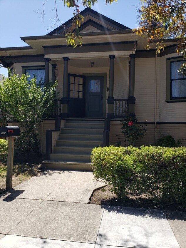 Foto principal - Beautiful 3 Bedroom 2 Bath Home in Heart o...