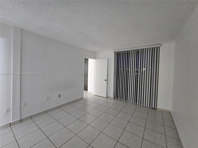 Foto del edificio - 8320 NW 8th St