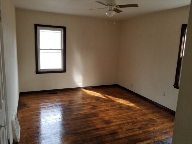 Building Photo - 3 bedroom 1 bath home with garage