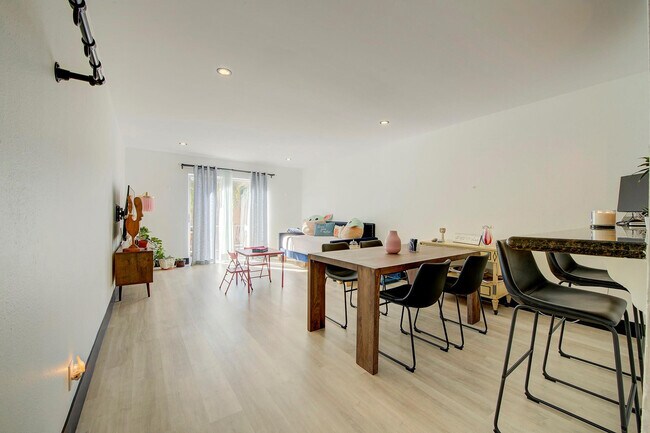 Foto del edificio - 18111 NW 68th Ave