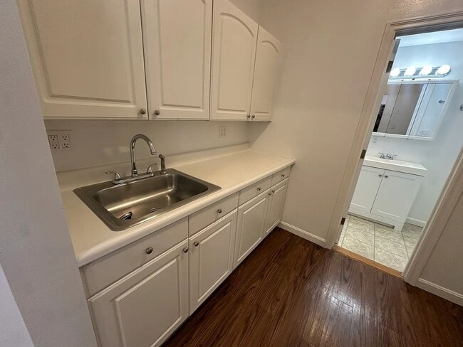 Building Photo - No brokers Fee, No Security Deposit, Heat,...