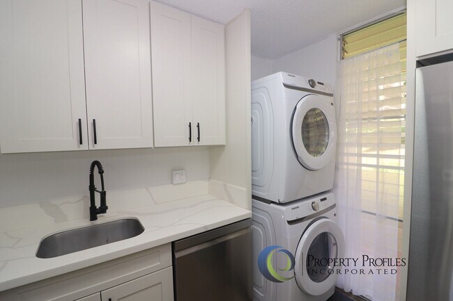 Foto del edificio - Ground Floor 1 bedroom 1 bath with 2 lanai...