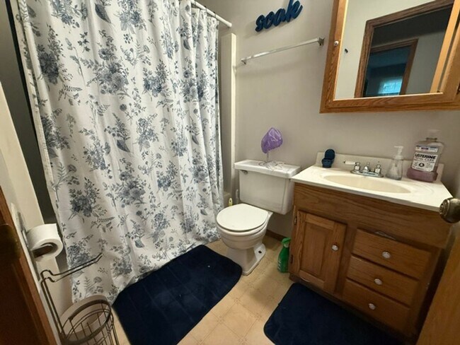 Foto del edificio - Beautiful 3-Bedroom Home with Hardwood Floors, Fenced Yard & Detached Garage