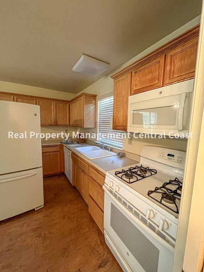 Building Photo - AVAILABLE NOW - 3 Bed, 2 Bath Atascadero Home