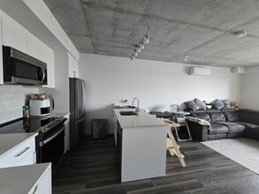 Building Photo - 1431 Av. de la Gare