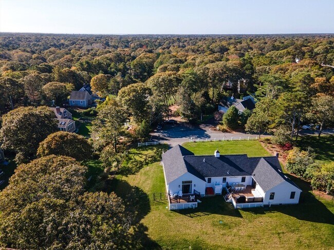 Foto del edificio - 101 Monomoyic Way