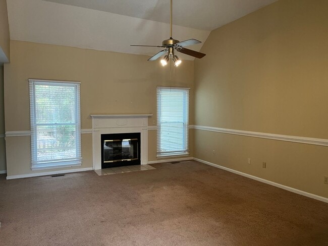 Building Photo - Must see! 3 bedroom, 2 bathroom house near...