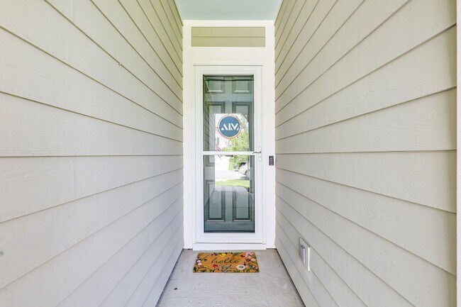Foto del edificio - Elegant Three-Bed, Three-Bath Residence in...