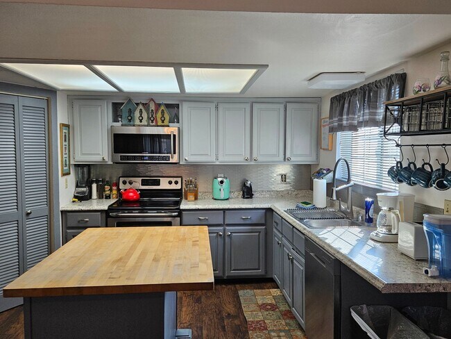 Foto del edificio - Condo with River Access, Marina view and g...