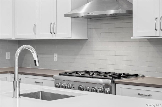 Foto del edificio - 422 E Boston Post Rd