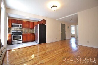 Building Photo - Charming 2-Bedroom Apartment with Roof Acc...