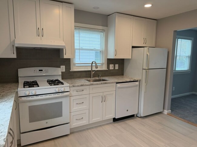 Building Photo - Lovely Renovated Rambler Close to METRO, Parks, Etc.