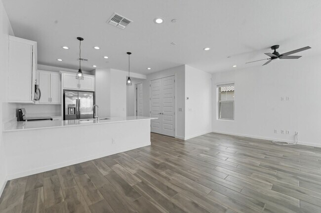 Foto del edificio - Like New Luxurious Modern 3 Bedroom 2 Bath...