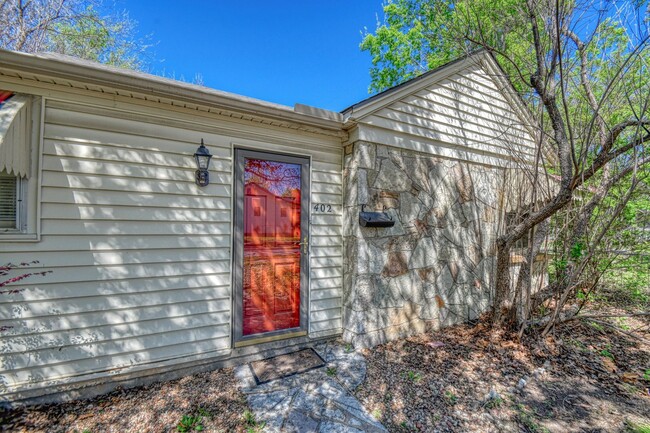 Building Photo - Charming Campus Home!