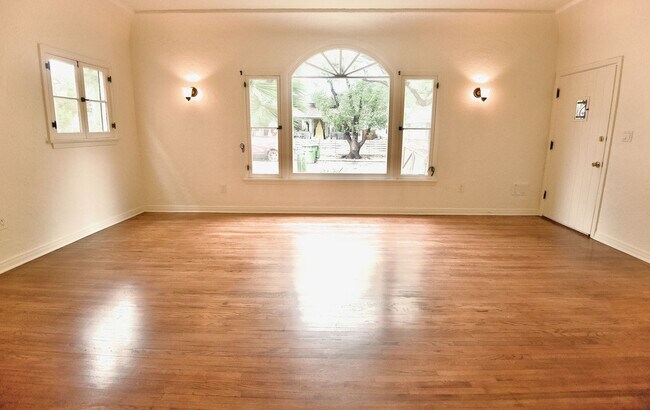 Sala de estar con grandes ventanales - 4755 Wiota St