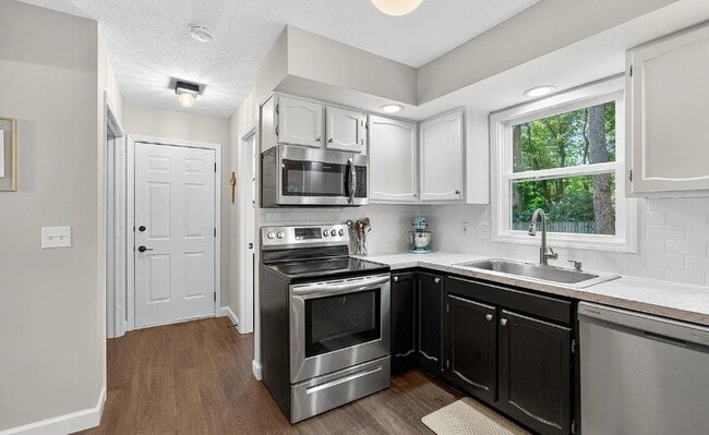 Building Photo - 2204 Spring Hill Dr
