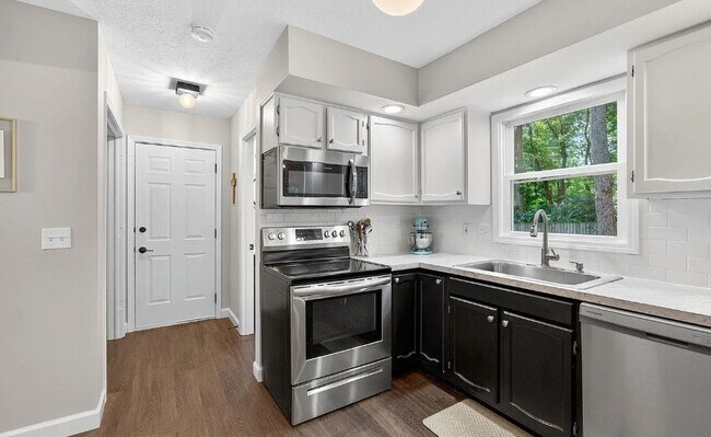 Foto del edificio - 2204 Spring Hill Dr