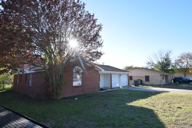 Building Photo - 904 Willowbrook St