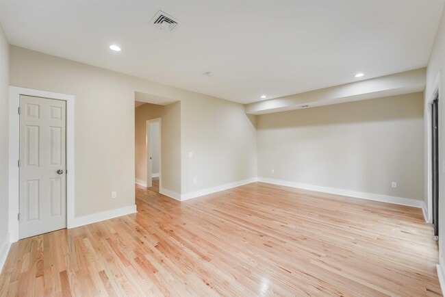 Building Photo - 58 Hutton St