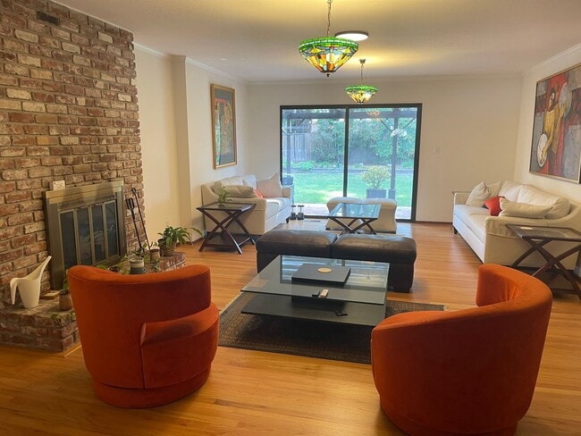 Foto del edificio - Spacious Los Altos home, walk to highly rated Los Altos schools! Cul de sac location,  big back y...