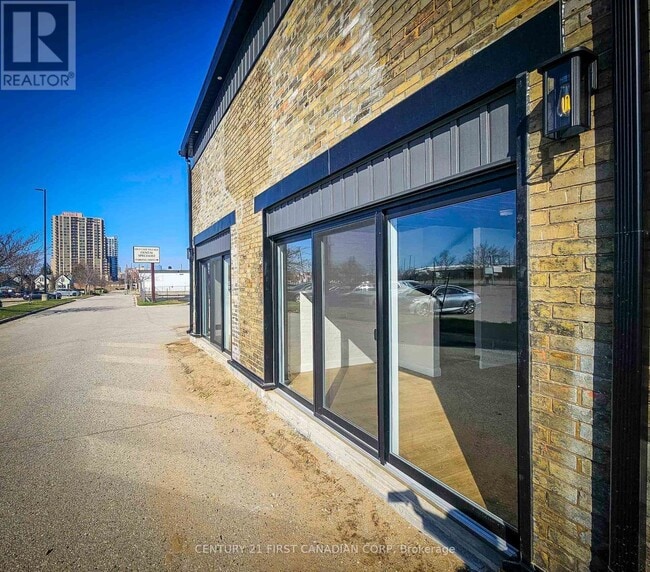 Building Photo - UNIT 4 - 857 DUNDAS St