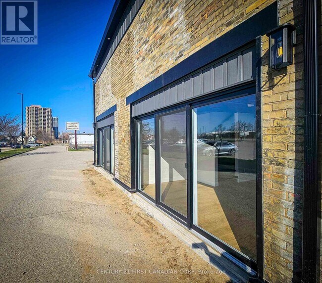 Photo du bâtiment - UNIT 4 - 857 DUNDAS St