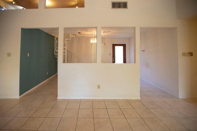 Building Photo - 3022 Frontier Dr