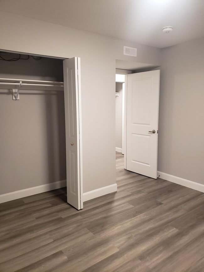 Building Photo - 772 Stirling Av S