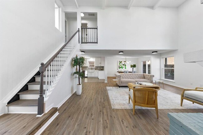 Building Photo - 10342 Chevy Chase Dr
