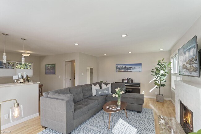 Building Photo - 3 br, 1 bath House - 3881 Pacific Gem