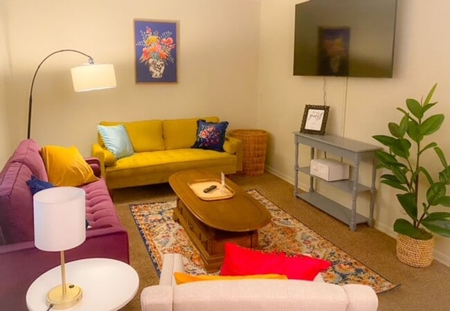 Foto del edificio - ? 12 Month Lease Pricing ? Fully Furnished Rental Property ? First floor duplex unit. Large yard.