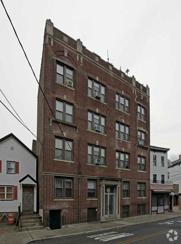 Building Photo - 319 Summit Ave