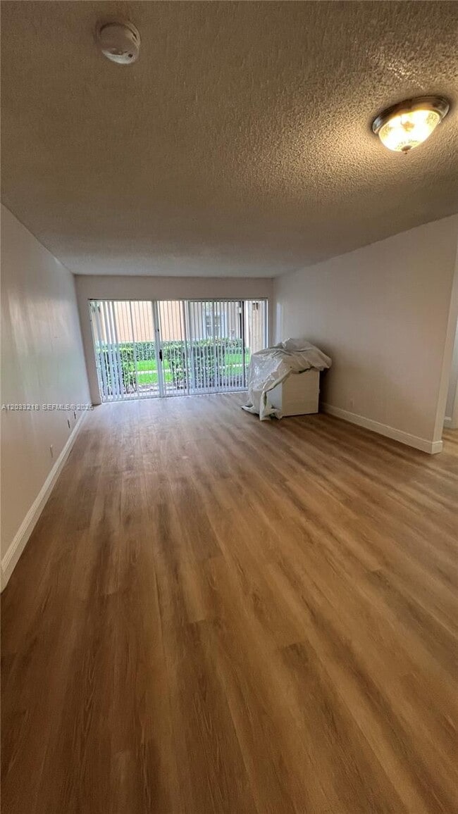 Foto del edificio - 8851 Wiles Rd