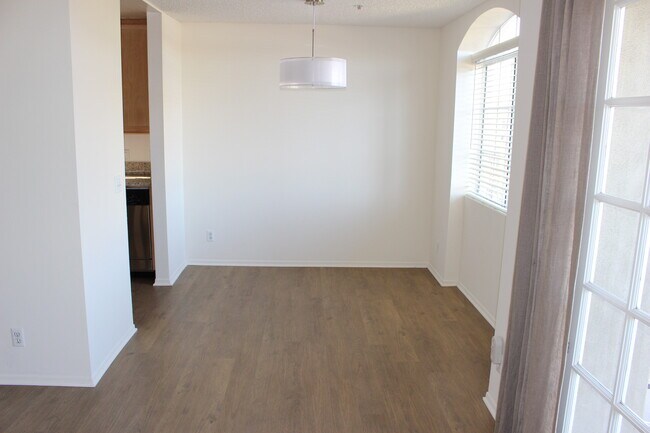 Building Photo - 328 S Cloverdale Ave
