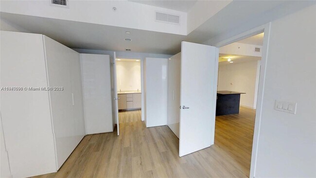 Building Photo - 1010 Brickell Ave