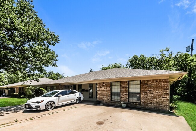 Foto del edificio - Charming 2BR/1BA Sherman Townhome with Private Fenced Backyard – Move-In Ready
