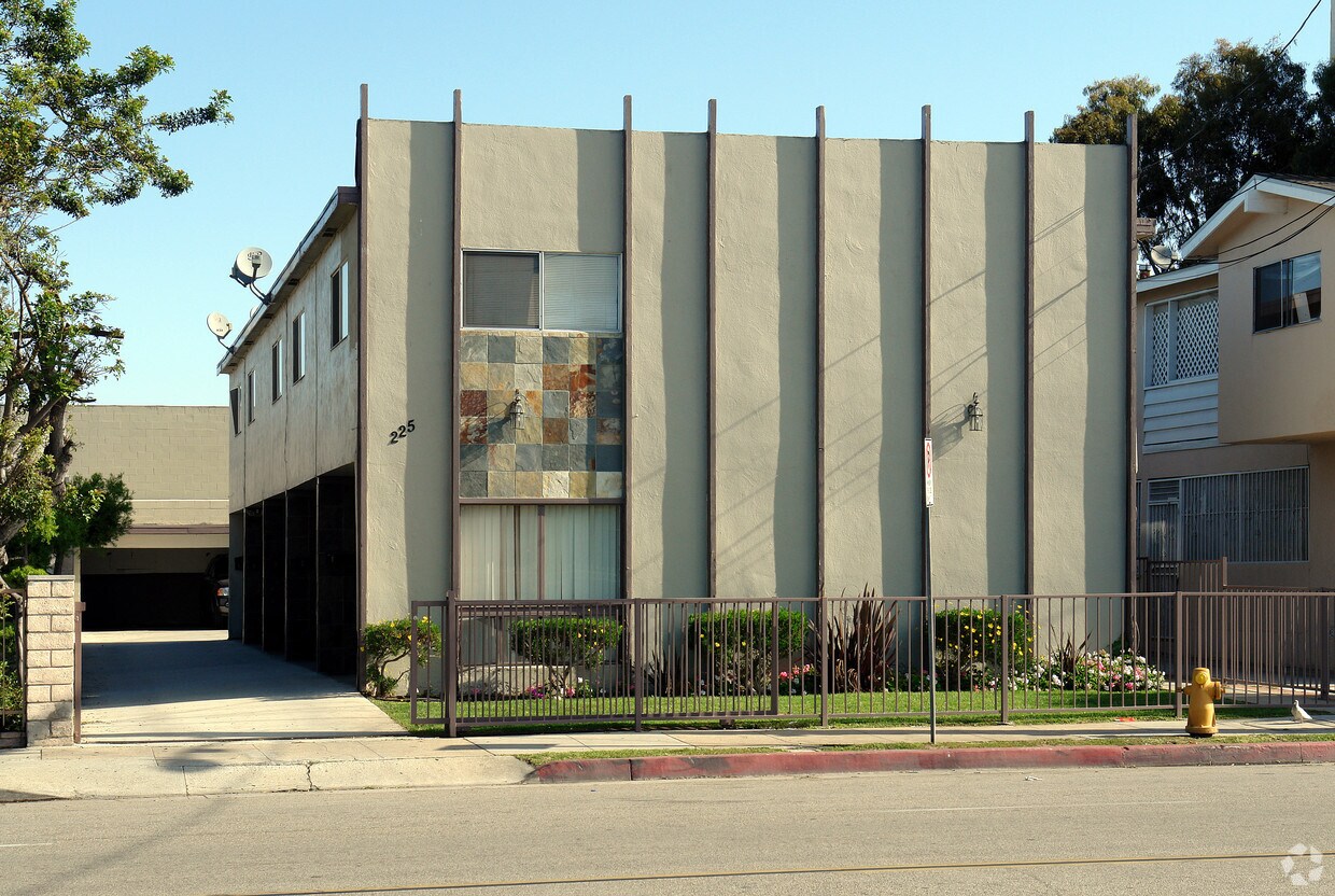 Building Photo - 225 W Regent St
