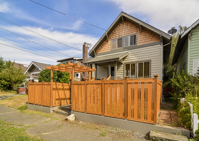 Photo - 512 N 79th St (Seattle, WA) Apartment