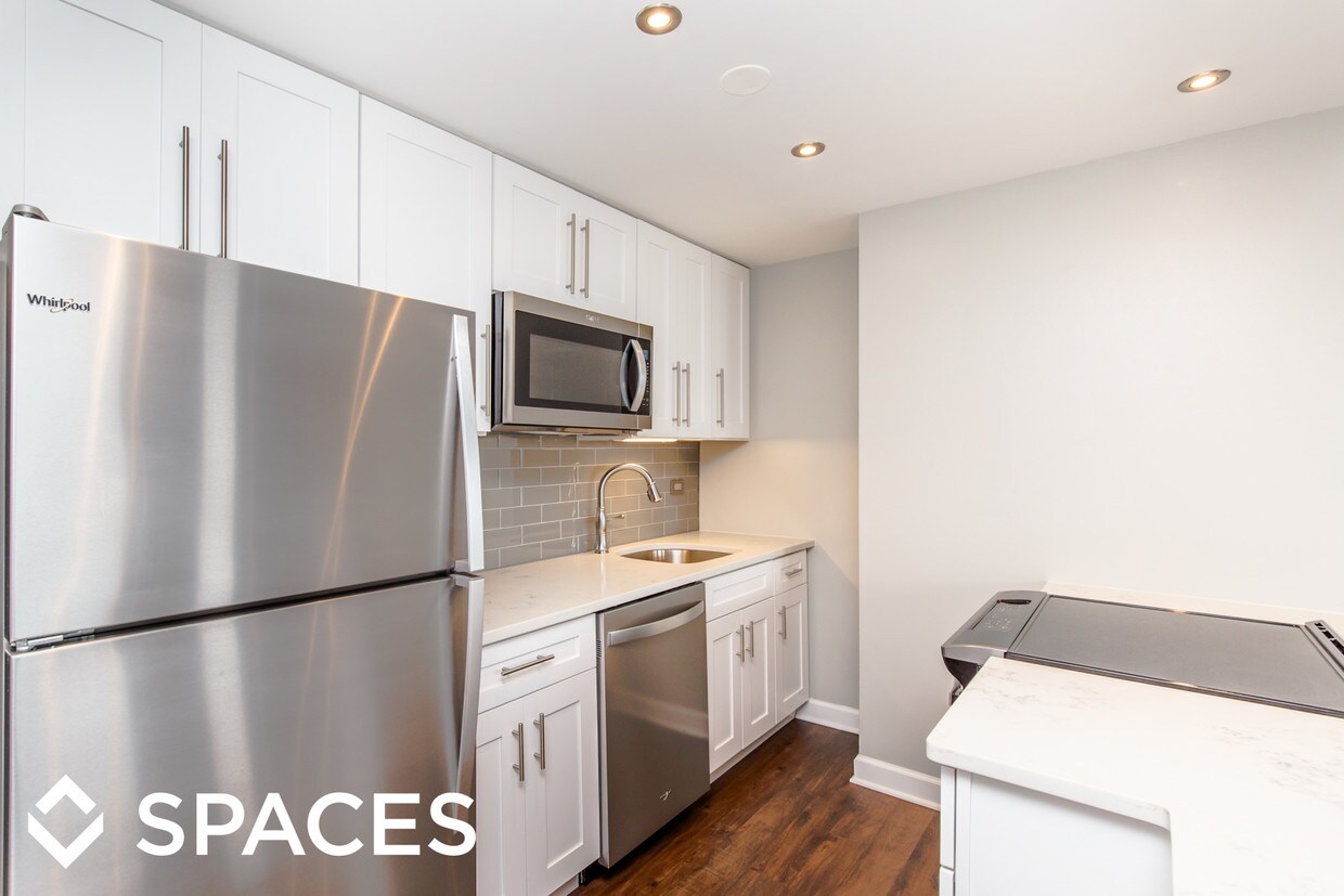 Primary Photo - 2149 N Lincoln Park W