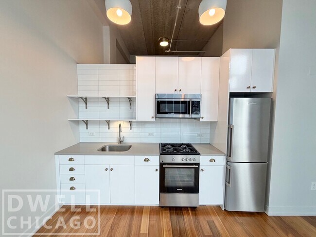 Building Photo - 700 N La Salle Dr