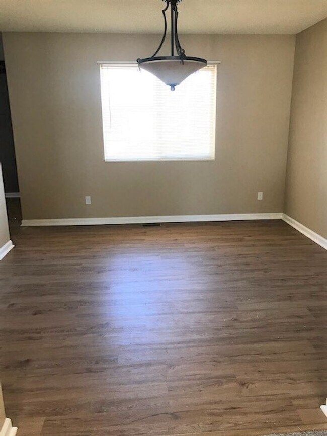 Foto del edificio - Lovely 2 Story with Finished Basement