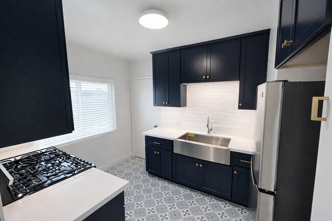 Foto del edificio - Remodeled 2BR in NoHo – Brand New Kitchen, 2 Parking Spaces, Walk to NoHo West Mall