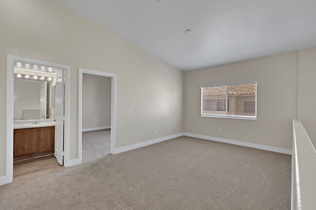 Building Photo - 3 bedroom Townhouse