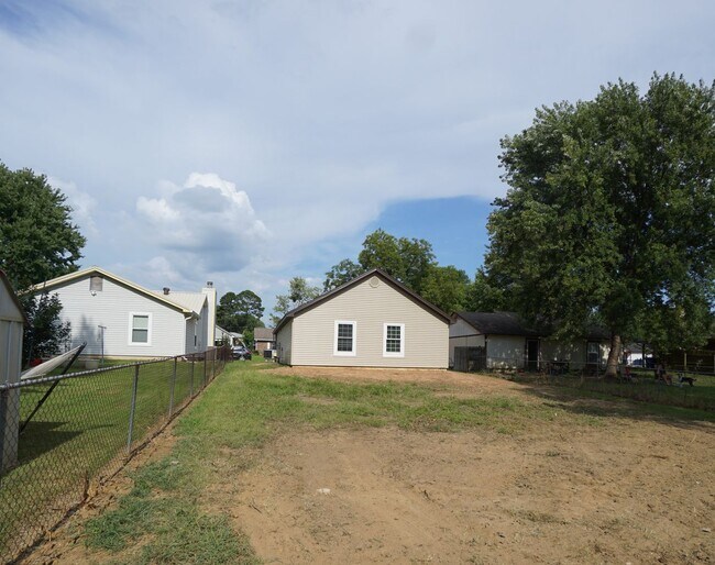 Foto del edificio - 3 Bed 2 Bath 1 Car Garage with Yard Care Included, Refrigerator Provided.