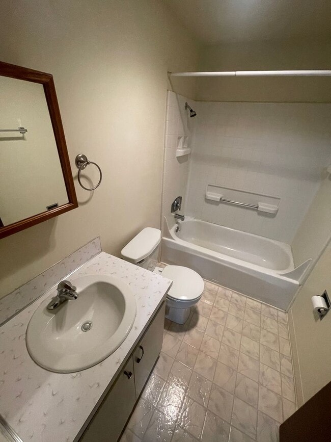 Building Photo - Large 2 Bedroom over looking the Golf Course!