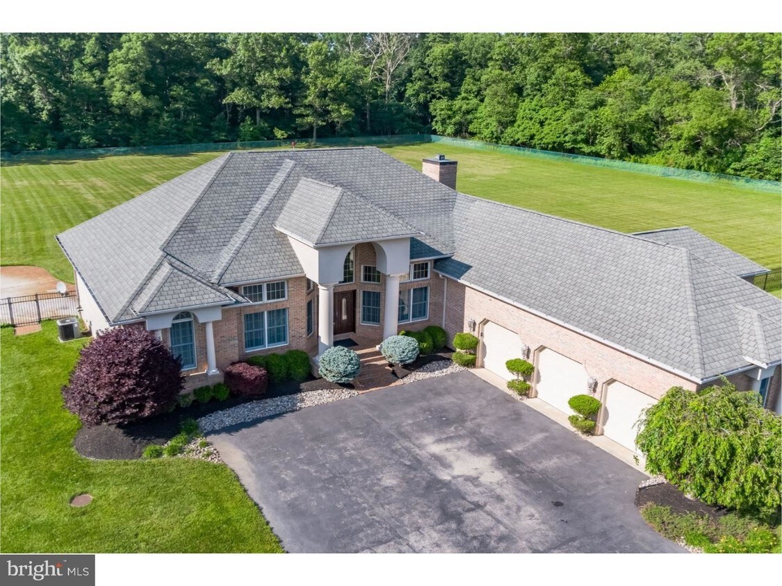 Foto principal - 4698 E Landis Ave